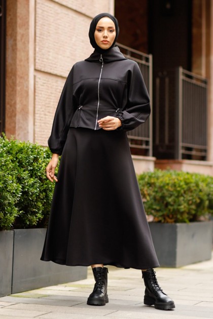 بدلة كاجيوال هودي مع تنورة واسعة باللون الأسود